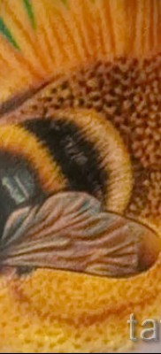 Példa egy méh tetoválásra a 7. fotón