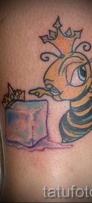 Példa egy méh tetoválásra az 1. képen