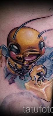 Példa egy méh tetoválásra a fotón - egy elegáns méh, aki mézet eszik