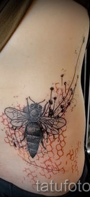 Példa egy méh tetoválásra a fotón - stílusos és gyönyörű tetoválás az oldalon