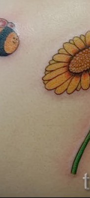 Példa egy méh tetoválásra a fotón - egy méh szaggatott vonal mentén repül egy virághoz