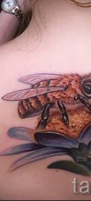 Példa a fotó méh tetoválására - virágon ülő méh - tetoválás egy nő hátára