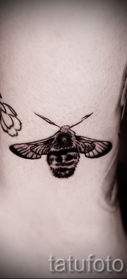 Példa egy méh tetoválásra a fotón - a lábán a csont közelében