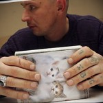 börtöngyűrűs tetoválások az ember ujjain