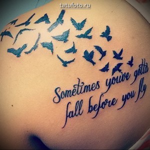 Egy nőstény madár tetoválás és egy felirat jelentése