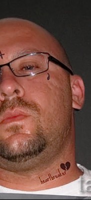 Könnycsepp a szem alatt tetoválás - példa a képen - 11