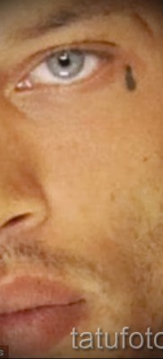 Könnycsepp a szem alatt tetoválás - példa a képen - 33