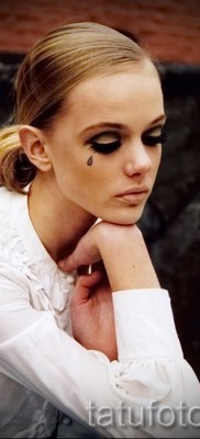 Könnycsepp a szem alatt tetoválás - példa a képen - 30