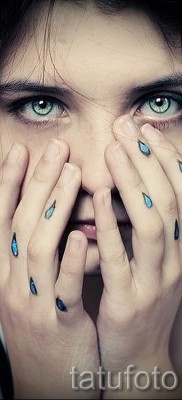 Könnycsepp a szem alatt tetoválás - példa a képen - 29