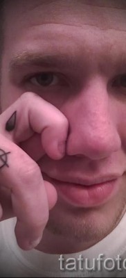 Könnycsepp a szem alatt tetoválás - példa a képen - 27