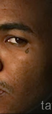 Könnycsepp a szem alatt tetoválás - példa a képen - 24