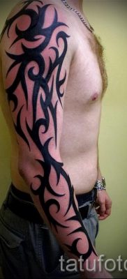 الصورة - وشم قبلي على الذراع - مثال لمقال حول معنى 1077 tatufoto.ru