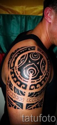 الصورة - وشم قبلي على الكتف للرجال - مثال لمقال حول معنى 4057 tatufoto.ru