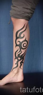 الصورة - وشم قبلي على الساق - مثال لمقال حول معنى 1051 tatufoto.ru