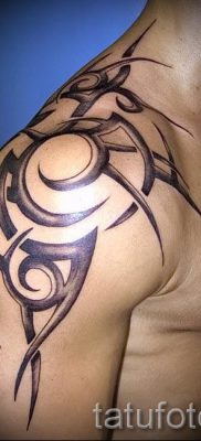 tatouage tribal sur son épaule - un exemple d'une photo pour un article sur l'importance de 1036 tatufoto.ru