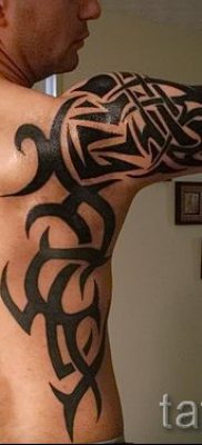 صور - وشم قبلي على ذراعه - مثال لمقال حول أهمية 1027 tatufoto.ru