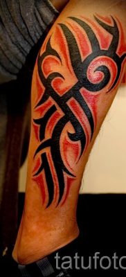 صور - Tatouage tribal sur sa jambe - un exemple pour un article sur l’importance de 1018 tatufoto.ru