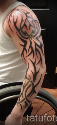 صور - manchon de tatouage tribal - un exemple pour un article sur l'importance de 1016 tatufoto.ru