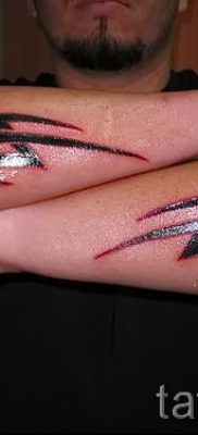 Foto - Tribal Tattoo auf seinem Unterarm - ein Beispiel für einen Artikel über die Bedeutung der 1011 tatufoto.ru