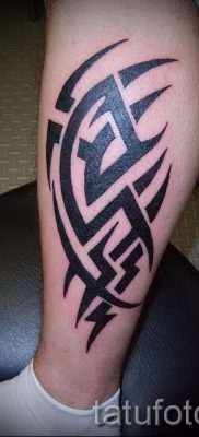 Foto - Tribal Tattoo auf seinem Bein - ein Beispiel für einen Artikel über die Bedeutung der 1010 tatufoto.ru