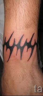 Foto - Tribal Tattoo auf ihrem Handgelenk - ein Beispiel für einen Artikel über die Bedeutung der 1007 tatufoto.ru