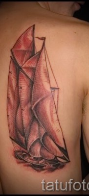 Fotó vitorlás tetoválásról a háton és a lapockán