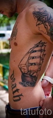 Fotó a vitorlás tetoválásról az ember bordáján