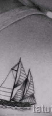 Fotó a vitorlás tetoválásról a jobb lapockán