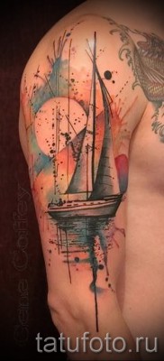 Fotó vitorlás tetoválásról a vállon és a karon