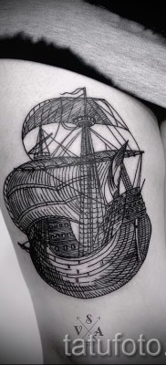 Fotó vitorlás tetoválásról a lány lábán