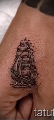 Fénykép vitorlás tetoválásról ökölben a srác számára