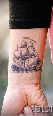 Fotó a vitorlás tetoválásról a csuklón a nő számára