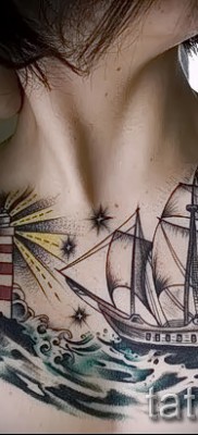 Fotó egy vitorlás tetoválásról egy gyönyörű lány mellkasán