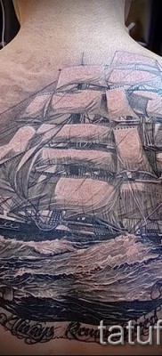 Fotó egy vitorlás tetoválásról az egész hátán