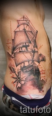 Fénykép vitorlás tetoválásról a srác oldalán