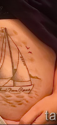 Fotó egy vitorlás tetoválásról egy fiatal lány oldalán