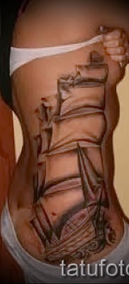 Fotó a vitorlás tetoválásról a lány oldalán és fenékén