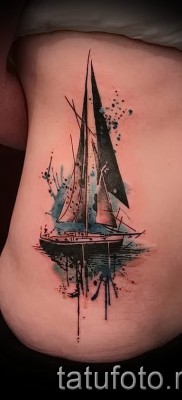 Fotó egy vitorlás tetoválásról egy lány oldalán és csípőjén