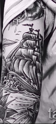 Fotó a vitorlás tetoválásról a bicepszen a srác számára