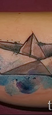 Fotó egy vitorlás tetoválás papírból