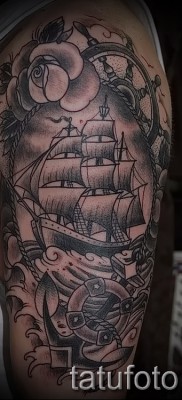 Fotó vitorlás tetoválásról és rózsákról a kezében