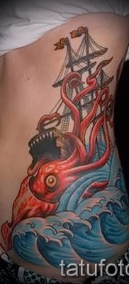 Fotó vitorlás és polip tetoválás a lány combján