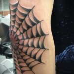 Tatuaże Zonovskie - pajęczyna na łokciu