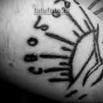 Tatuaże Zona - słońce i słowo wolność