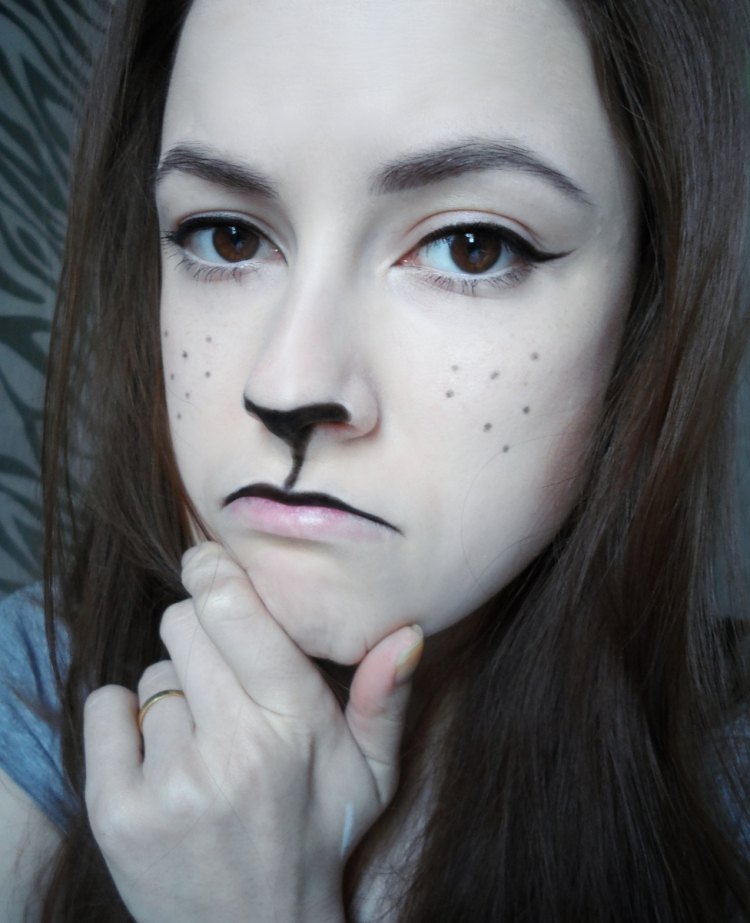 jednoduché nápady na Halloween nalíčte na poslednú chvíľu halloween-make-up-nápady-makeup-mačka-návod-hnedé vlasy