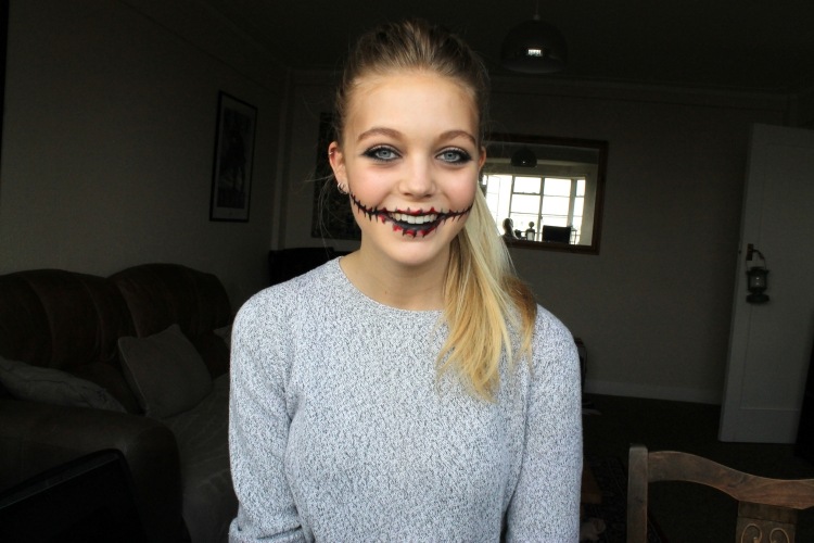 šité ústa pre zombie - rýchly sprievodca halloween-make-up-deti-zombie-ústa-návod-ušité-čierne-krvavé škvrny-úsmev