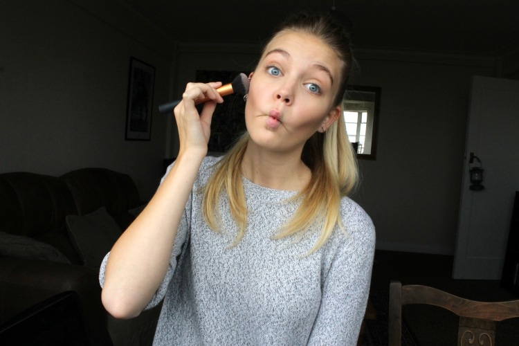 Líca pekne stmavte, aby pôsobili hlboko halloween-make-up-deti-zombie-ústa-návod-ušité líčka