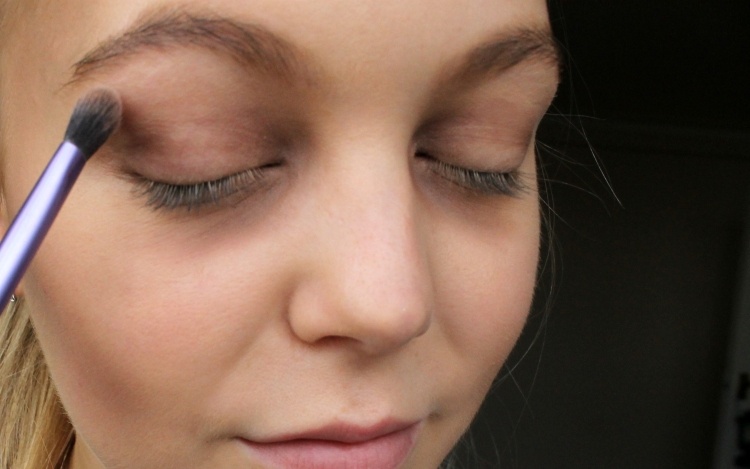 Posilnite hlboké kruhy pod očami hnedými očnými tieňmi halloween-make-up-deti-zombie-ústa-návod-oči-hnedé-tmavé kruhy