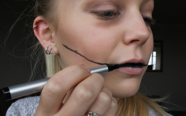 na ústa použite čiernu očnú linku alebo ceruzku na oči halloween-make-up-deti-zombie-ústa-návod-ušité-čierne-očné linky-makeup