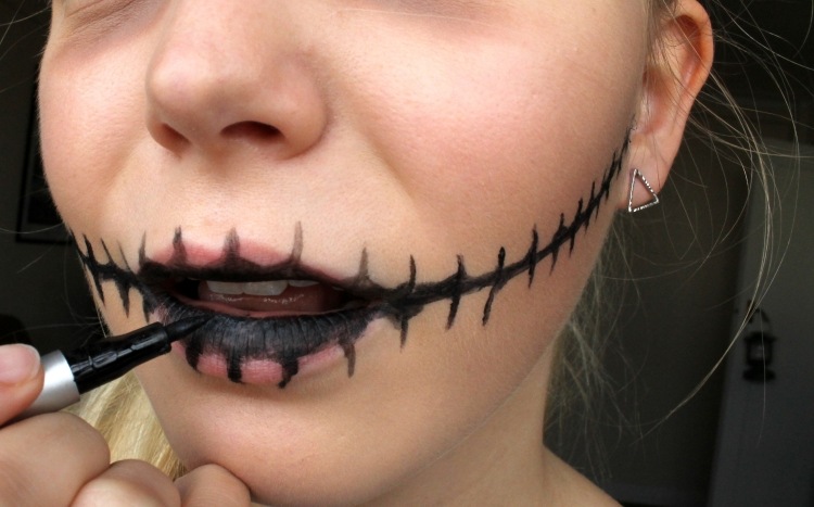 trochu podčiarknite oblasť úst halloween-make-up-deti-zombie-ústa-ušité-pokyny-čierne-očné linky-makeup-tipy